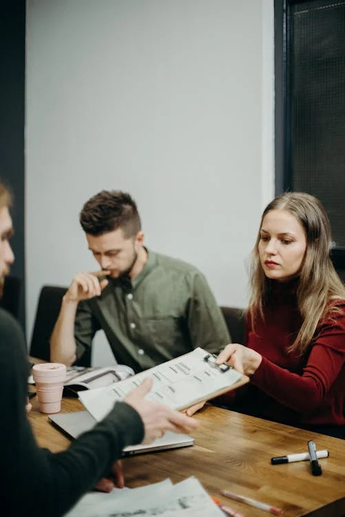 what to wear to a job interview: job interview in progress