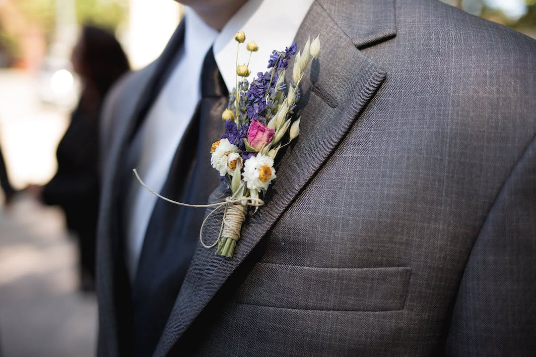 How to wear outlet a boutonniere